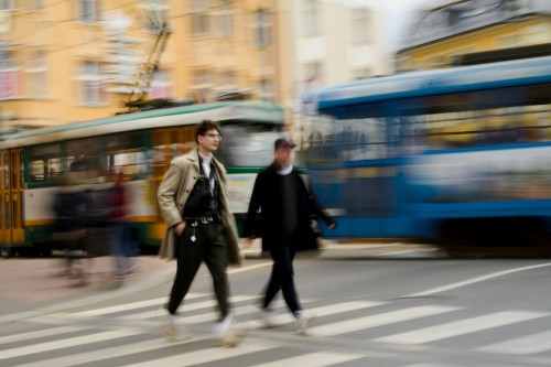 dva chodci s rozmazaným pozadím