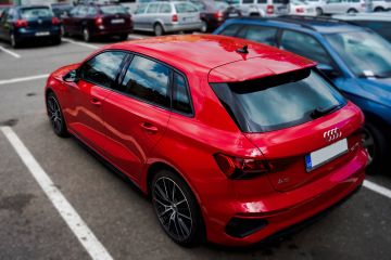 červené auto ze zadu