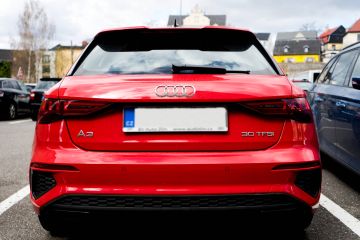 červené auto kolmo ze zadu